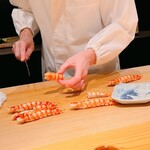 こま田 - 日に4、5本しか揚がらない鳥羽の天然車海老。今朝は6本揚がったので、とツマミでご提供。板に並んだ途端、そのキチン質系の香りが正面のラッコの鼻づらを掴みます