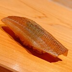 こま田 - 富津の鱚。握る前に軽く漬けました。中には大葉を潜ませます。