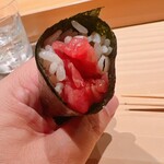 こま田 - 中落ちです。赤身が必要なので、あえて腹ナカ部位を揃える駒田氏