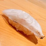 こま田 - 八幡浜の白甘鯛。サラマンダーで軽く表面をあぶり、塩と酢橘でいただきます