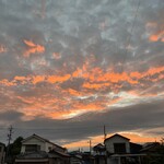 こま田 - 勢田川から西を望むと茜色の空