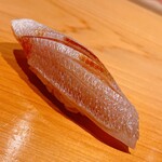 こま田 - 春子鯛です。鹿児島から届きました。握る前に酢洗いして味を馴染ませます