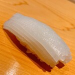 こま田 - 剣先イカ。塩と酢橘でいただきます。丁寧な切り込みで身の内側の甘さが引き立ちました。