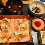 音音 - 豪華海鮮ばらちらし重