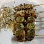 ギョウザとやきとりの又兵衛 - とり皮１本１００円　つくね１本１００円　レタス巻１本２２０円