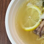七輪さく - テールラーメン500円（秋祭り限定）　左