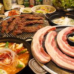 Hanryuu Makkori Sakaba Kusano Ya - お１人様3000円のコース料理は、サムギョプサル（韓国豚焼肉）・韓国焼肉牛カルビ（特製タレ揉み込み牛カルビ）・タッハンマリ（鶏コラーゲン鍋）・テンジャンチゲ（テンジャン味噌を使用した具材たっぷり辛味鍋）の4種類に内から2種類をお選び下さい♪