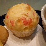 本家 新垣菓子店 - 赤く染まった落花生と黄色で何ともおめでたい気分です♪