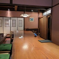 津田楼 - 1階は広いカウンター席