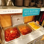 김가네 - 注文すると自由に食べられるキムチやたくわんなど