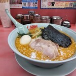 山岡家 - 中盛りと云えどもラーショ・THE・東大室ほどのボリウムではない