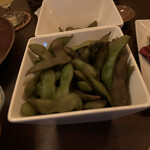 日本酒×炭火バル からんと - 突き出しの燻製枝豆。ちょっと燻香強すぎかな（燻製オタク個人の感想です　笑）