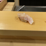 鮨駒 - さわら　藁で焼いたスモーキーな風味