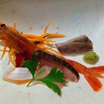 セッチュウアン - 刺し身盛り合わせ。秋刀魚のレモン締め、サーモン、生海老、鯛他