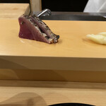 鮨駒 - カツオ　パリパリとした皮。そしてにんにくタレがいい…