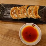 マルヤス酒場 - 焼き餃子　ラー油入りタレが一緒に来るので自分好みの味付けができない