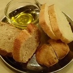 アッラ・クチーナ・デル・ソーレ - ［２回目］塩気の少ないイタリアらしいパン