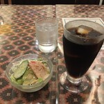 インド料理 パリワル - お冷とセットのサラダとソフトドリンク