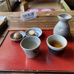 海潮路 - 席に着くと、無料の小皿2品が出てきます。その他、蕎麦にも一品おまけの小皿が付いています。びっくりしたけど嬉しかった。左上のそば饅頭は自家製。蕎麦粉の素朴な香りが良きでした。