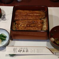 鰻割烹 伊豆栄 不忍亭 - うな重竹　タレと炭焼きの香りが食欲をそそります