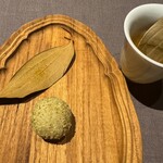 茶禅華 - カラキ茶とカラキの風味を纏った団子02