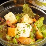 ガレット・バン - ポーチドエッグをのせたリヨン風サラダ。