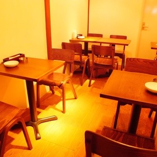 奥にはテーブル席も。。。。あるんですっ！！