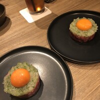焼肉うしごろ 西麻布本店 - 極みコース(12000円)のユッケは1皿で2名分。この後取り分けていただきました。