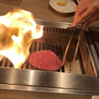 焼肉うしごろ 西麻布本店 - 脂が落ちてファイヤー！　目の前で焼いてもらえました。