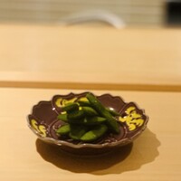 日本料理 魚幸 - ②【先付2】
                      新潟黒崎産茶豆
                      ★ 丹波の黒豆に負けず劣らずの風味。単品で出てくるのにも納得。
                      実は新潟県は枝豆の作付け面積全国1位ながら出荷量は7位との...出荷しないで身内で商品するらしい...
                      