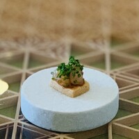 レストラン ラルモワーズ - ②【アミューズ2】
                      南蛮海老（=甘海老）とシブレット（=細葱）のサブレ