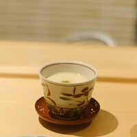 日本料理 魚幸 - ①【先付1】
                    茶碗蒸し、神楽南蛮（=唐辛子）の柚子胡椒添え
                    ★ 具無しですが、鰹出汁が効いておりカナリ美味い。