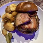 OVERWHELM HAMBURGER & BAR STAND - キャラメルオニオンベーコンチーズバーガー