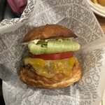 マンチズ バーガー シャック - このバーガー紙（正式名知らん）に包んでかぶりつくの最高や！