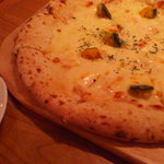 プルメリアカフェ - ほくほくかぼちゃとサーモンのチーズピザ