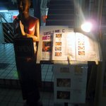 タイ料理店に多い雰囲気ですね。ＫＡＮＳＡＩ １週間に掲載されたようです。メニューが置いてありライトで照らされています。