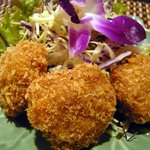 プロォーイ タイ料理 - トッドマンクンです。タイ風の海老のさつま揚げです。熱々の揚げたてがキャッチです。アジアンテイストな味付けがたまりません。