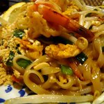 プロォーイ タイ料理 - 麺がモチーっとしていて食感も味もいい感じです。タイ人のソウルフード的な食べ物なんでしょうか。この料理は毎回食べたくなる感じがします。