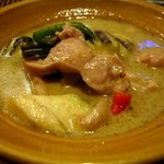 プロォーイ タイ料理 - タイのカレーはグリーンカレー、イエローカレー、レッドカレーとあります。このカレーはグリーンカレーです。グリーンカレーは青唐辛子を使っています。
