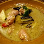 プロォーイ タイ料理 - ココナッツのいい匂いがしています。鶏肉と茄子が見えるてます。食べてみると、やみつきになりそうな味です。