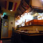 プロォーイ タイ料理 - 店内の風景です。店奥の座敷から入口方面を撮っています。入口は左側奥です。