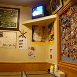 プロォーイ タイ料理 - 奥の座敷です。座敷には２つのテーブル席があります。テーブルの上には４つのランチョンマットが敷かれていました。