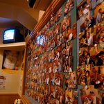 プロォーイ タイ料理 - 右側の壁には写真が一杯貼ってありました。オープンして１ケ月でこんな状態になったそうです。今は貼りきれないので辞めたそうです。