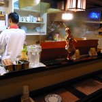 プロォーイ タイ料理 - 入口に入るとこんな感じです。直ぐにカウンター席があります。右に進むと座敷となります。