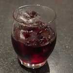 うしWAKA - まずはさっぱりとしたロックワイン400円をごくりと頂き