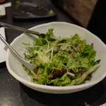 うしWAKA - その後はお店オリジナルのうしWAKAサラダ680円を注文し