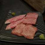 うしWAKA - その後は本日の肉の盛り合わせ2980円を注文して出てきたのは
      とろカルビ(たてばら)、上タン(タン元)、ねぎまカルビ(ささみ)で