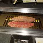 うしWAKA - ミスジ、トモサンカク、リブカルビ、ザブトンはすべてさっと炙り位の焼き加減が良いとの事で
      すべてさくさくっと頂く事が出来ました。