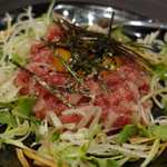 うしWAKA - キラキラ光っている和牛のローストユッケはとろりと美味しく