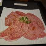 うしWAKA - その後は肉まみれの盛り合わせ！的にこんもりと盛られた肉盛りが運ばれ